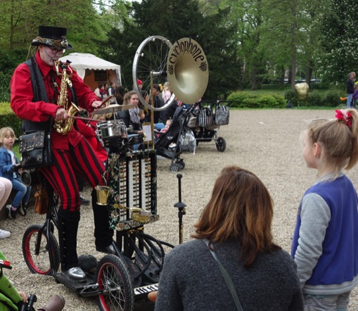 Abella 'one-woman orkest' te boeken bij www.kwekel-evenementen.nl