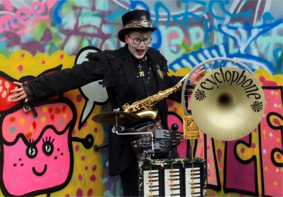 Abella 'one-woman orkest' te boeken bij www.kwekel-evenementen.nl