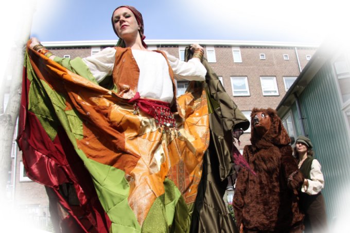 Steltloopacts te boeken bij www.kwekel-evenementen.nl