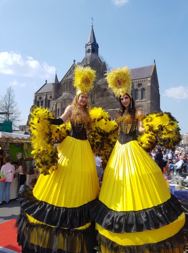 Steltloopacts steltentheater te boeken bij www.kwekel-evenementen.nl