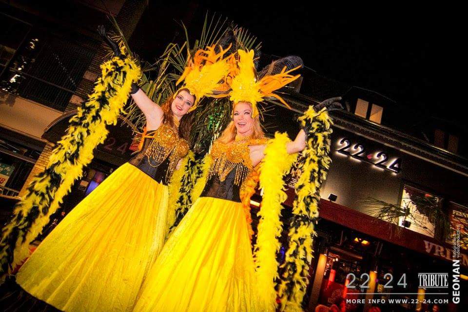 Steltloopacts steltentheater te boeken bij www.kwekel-evenementen.nl