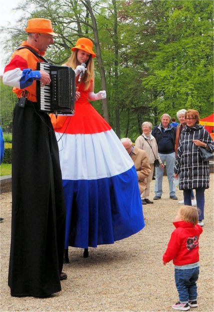 Muziek op stelten boekt u bij www.kwekel-evenementen