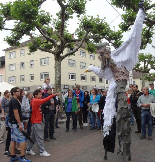 Steltloopacts te boeken bij www.kwekel-evenementen.nl