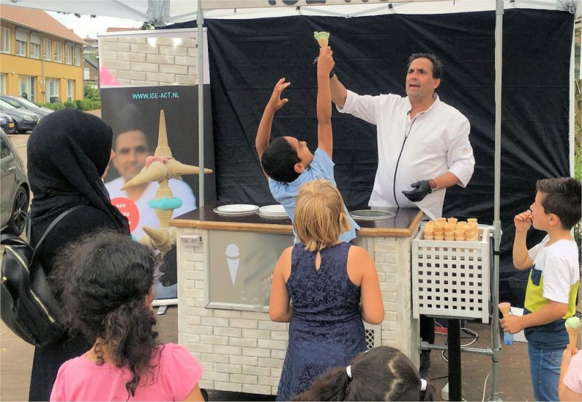 Goochelende IJscoman boekt u bij www.kwekel-evenementen.nl