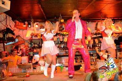 Johnny Valentino a.k.a. Wally Preyll allround entertainer te boeken bij www.johnnyvalentino.eu